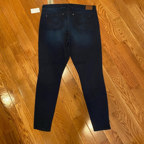 Rocks and indigo jeans - Picture 5 of 5